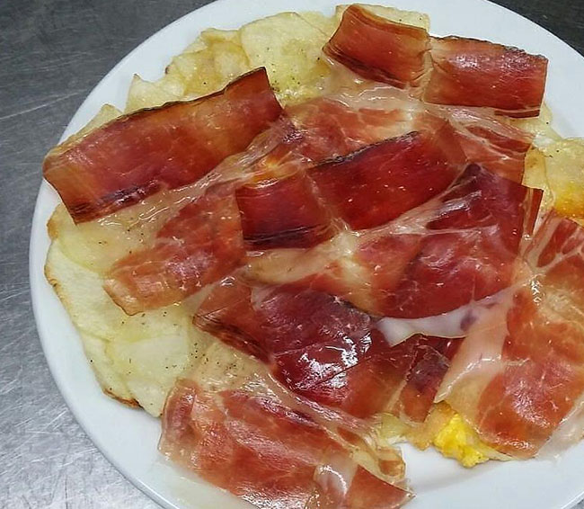 Huevos rotos con jamon iberico bocateria los Angeles Cheers